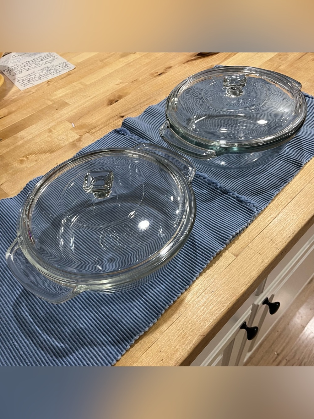 2 Anchor Hocking 1.5 qt round glass casserole dishes w matching lids MINT